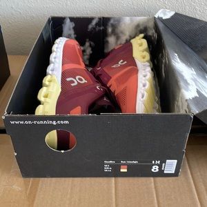 Men’s size 8 on cloud flow NEW